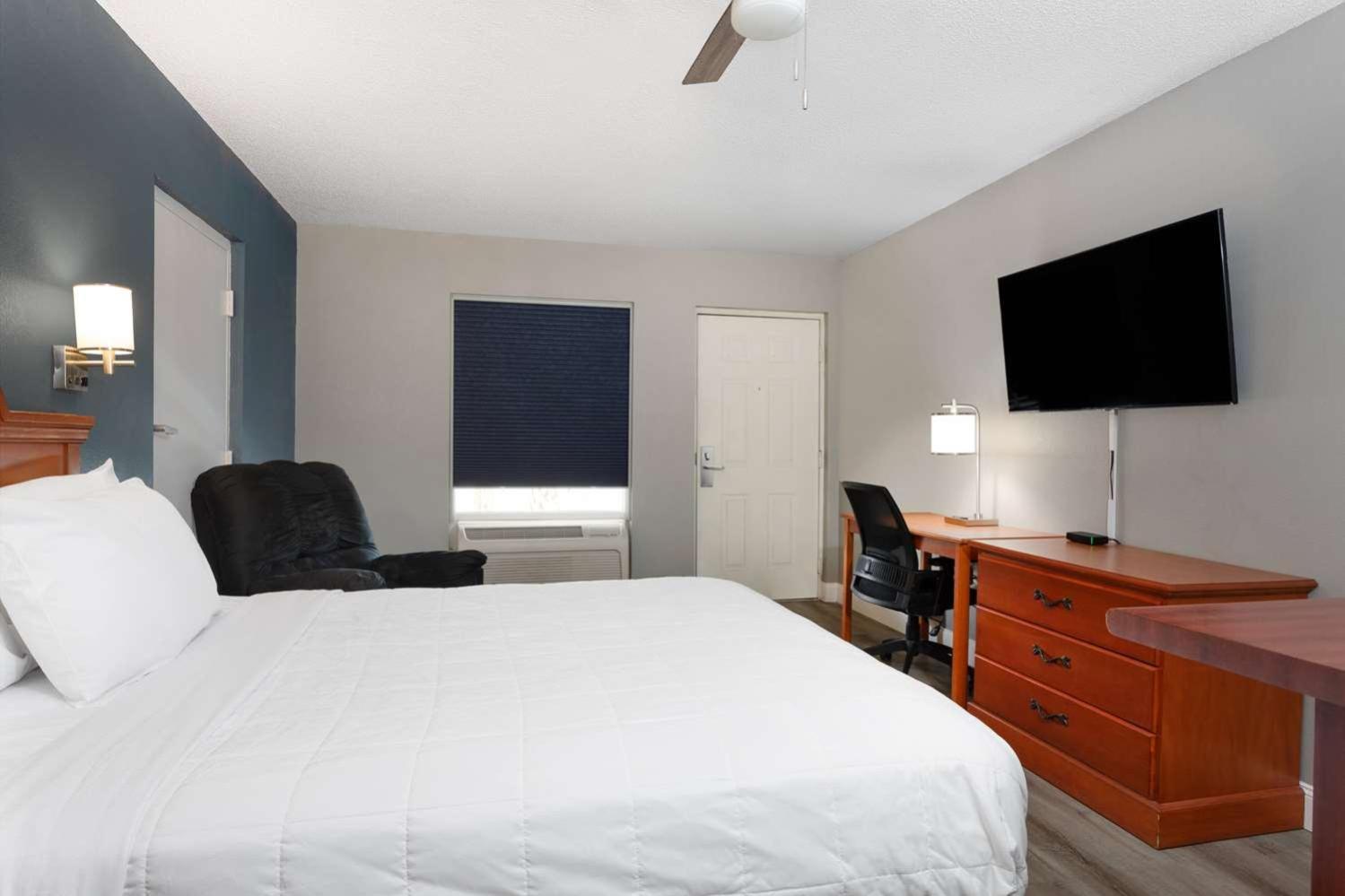Baymont By Wyndham Marianna Hotel Exterior photo
