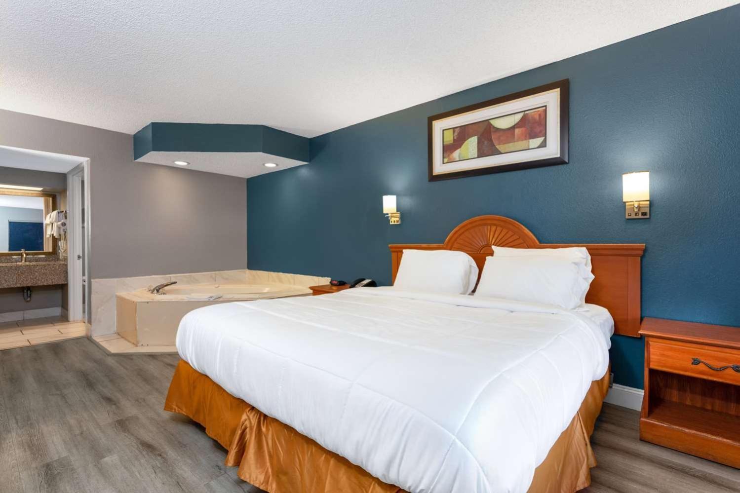 Baymont By Wyndham Marianna Hotel Exterior photo